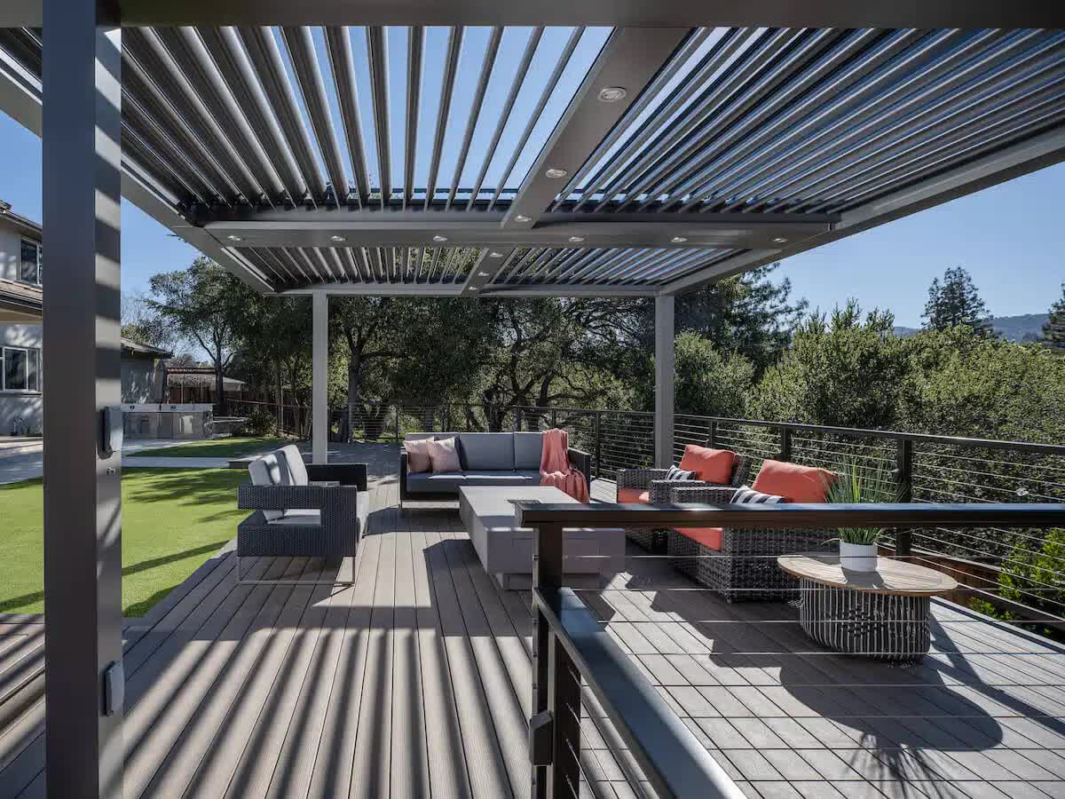 Lamellendach-Pergola mit Lounge und integriertem Licht